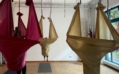 Yoga im Tuch: Freiheit und Flexibilität mit Aerial Yoga
